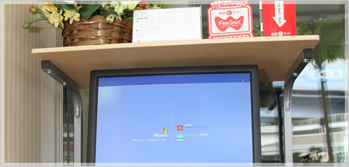 くつろぎスペースには、パソコンも完備しております。インターネット等にご利用下さい。